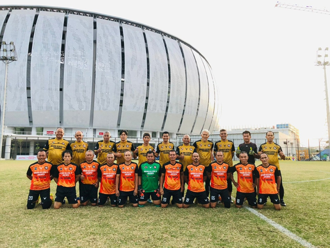 Tim MOS 20 Pekanbaru (berdiri) foto bersama dengan MOS 20 DKI Jakarta sebelum pertandingan dalam Liga Minang Seantau 2 2022 usia 50 ke atas, di lapangan pendukung Jakarta International Stadium (JIS), Sabtu (20/8/2022).
